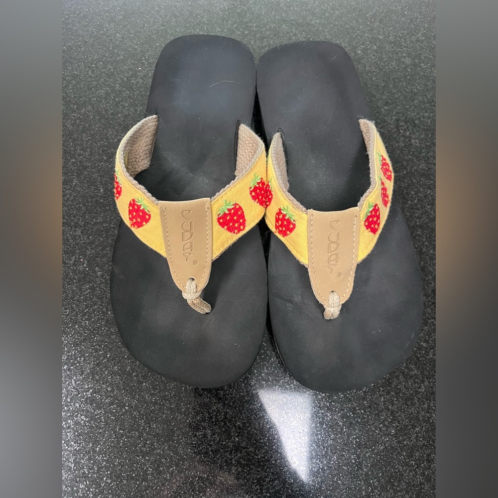 Cudas women’s strawberry flip flops size 7